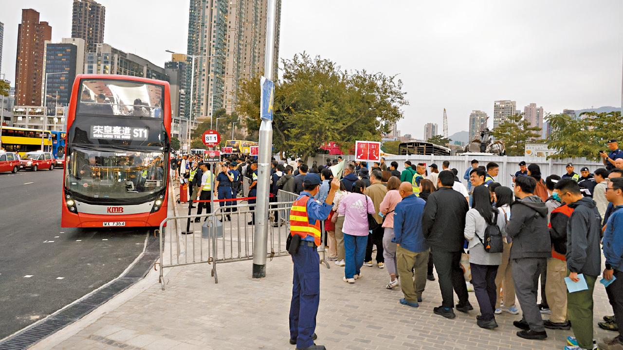 九巴稱體育園總站乏泊位 候命巴難「車接車」散客