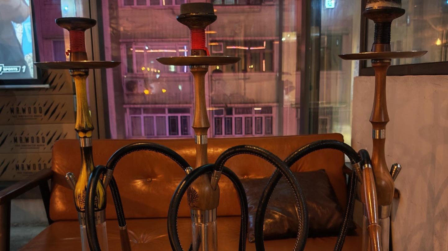 控煙酒辦巡查尖沙咀酒吧，發出3張非法吸食水煙罰款通知書