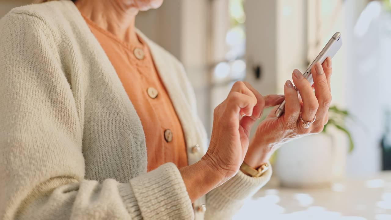 現代人對手機的依賴增加，許多人習慣用拇指滑動屏幕或是抓握手機，這一行為也使拇指基底關節炎發生率增加的重要因素。