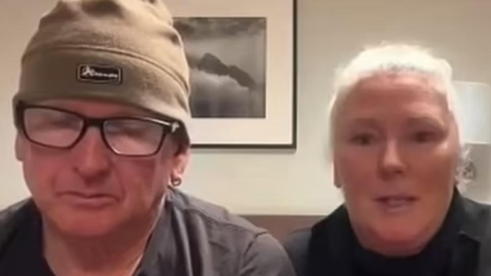 澳洲一對夫婦被迫在機上與鄰座屍體「相伴」4小時。(澳洲第九頻道)