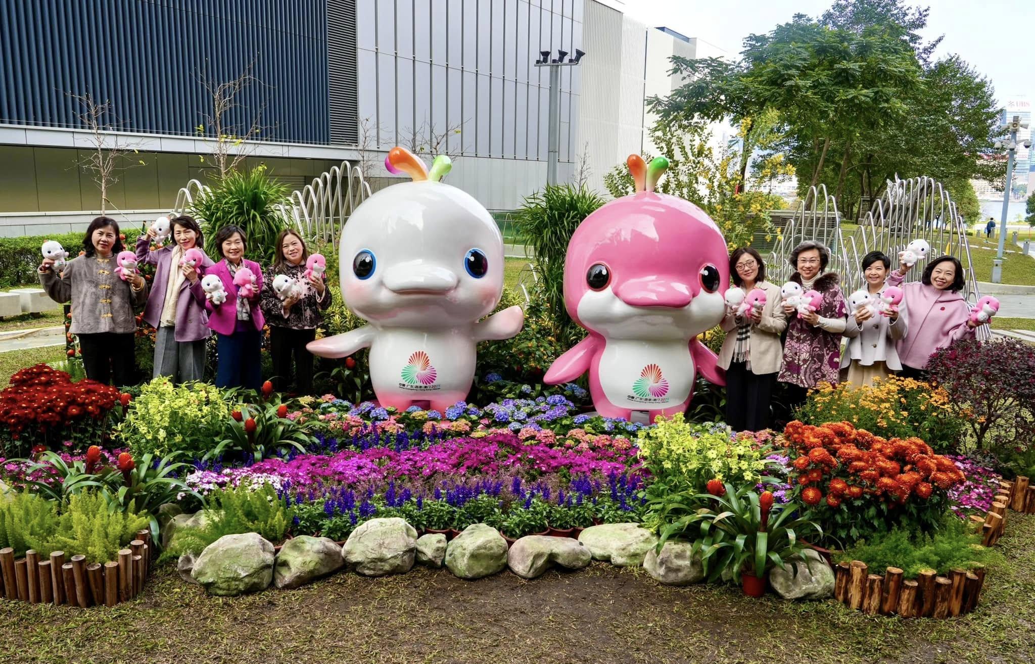 7位女局長及特首辦主任葉文娟手持「喜洋洋」和「樂融融」公仔，一同與一對2米高的「喜洋洋」和「樂融融」拍照。(羅淑佩FB)