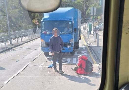 大窩口發生交通意外多人受傷。（fb「馬路的事 (即時交通資訊台)」圖片）