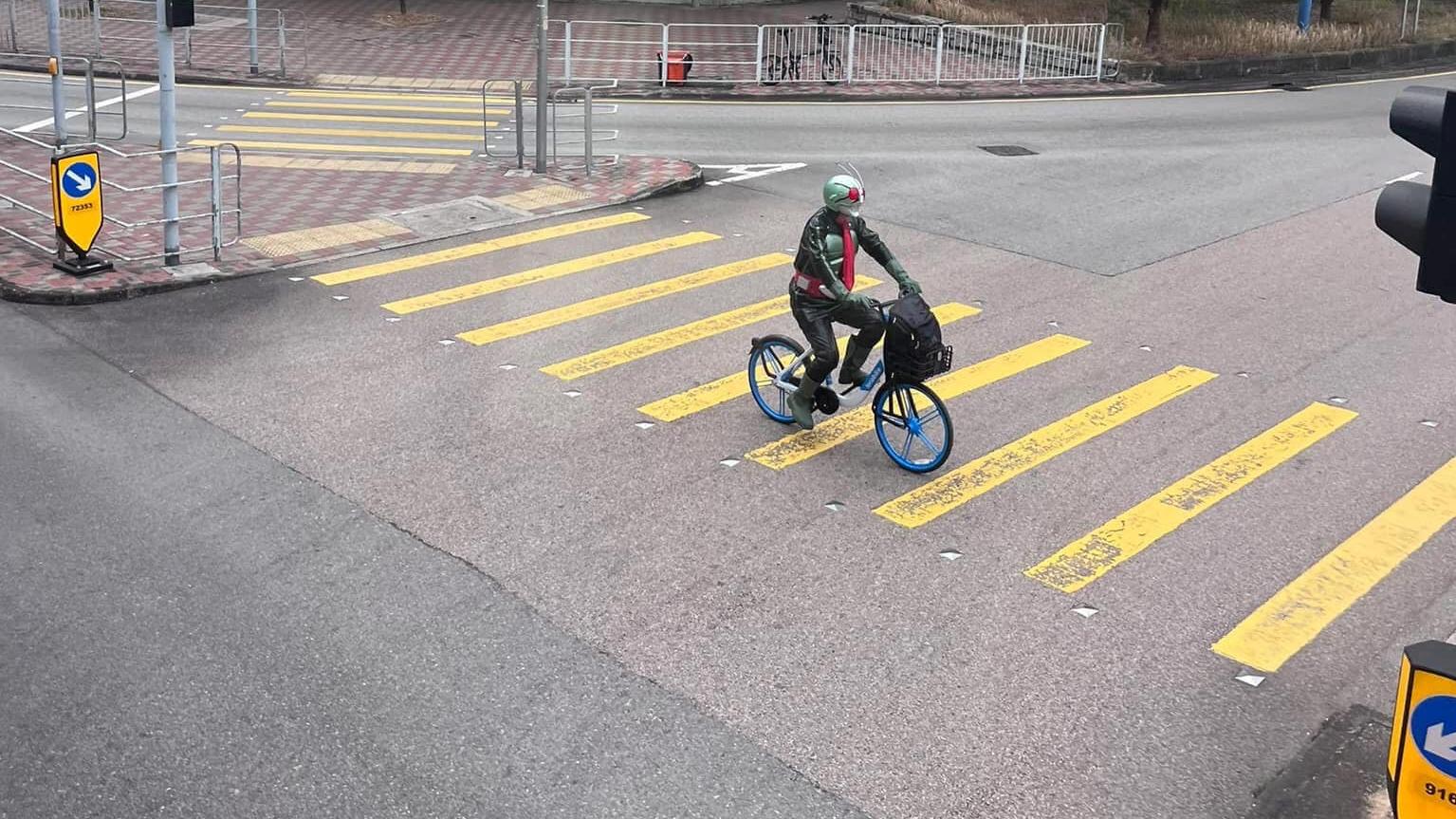 網上熱話｜幪面超人現身天水圍 騎共享單車過馬路 網民：油價高企拉打都要慳油錢