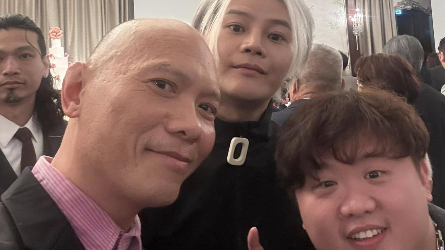 衛詩雅結婚｜保錡出席婚宴 與潘紹聰合照被網民㩒嬲嬲emoji