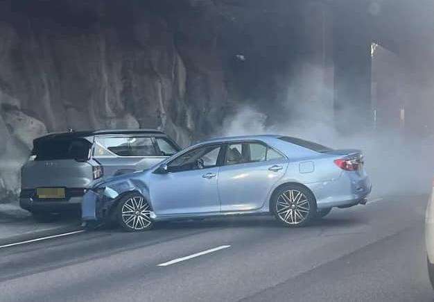 葵涌道發生3車串燒車禍。（fb「馬路的事 (即時交通資訊台)」圖片）