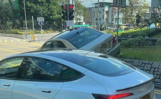 元朗安樂路發生車禍。（fb「車cam L（香港群組）」圖片）