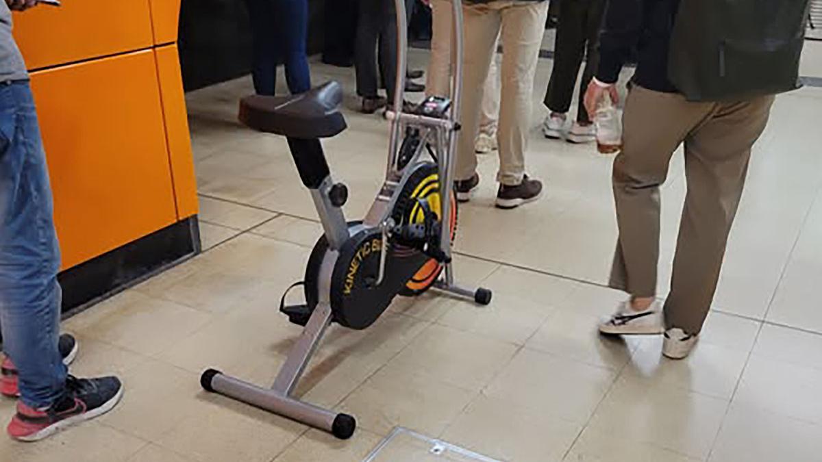 有網民發現有港鐵乘客疑違規把一部大型健身單車帶入閘。(網民Bit Bit Bit@FB群組「深水埗街坊會」)