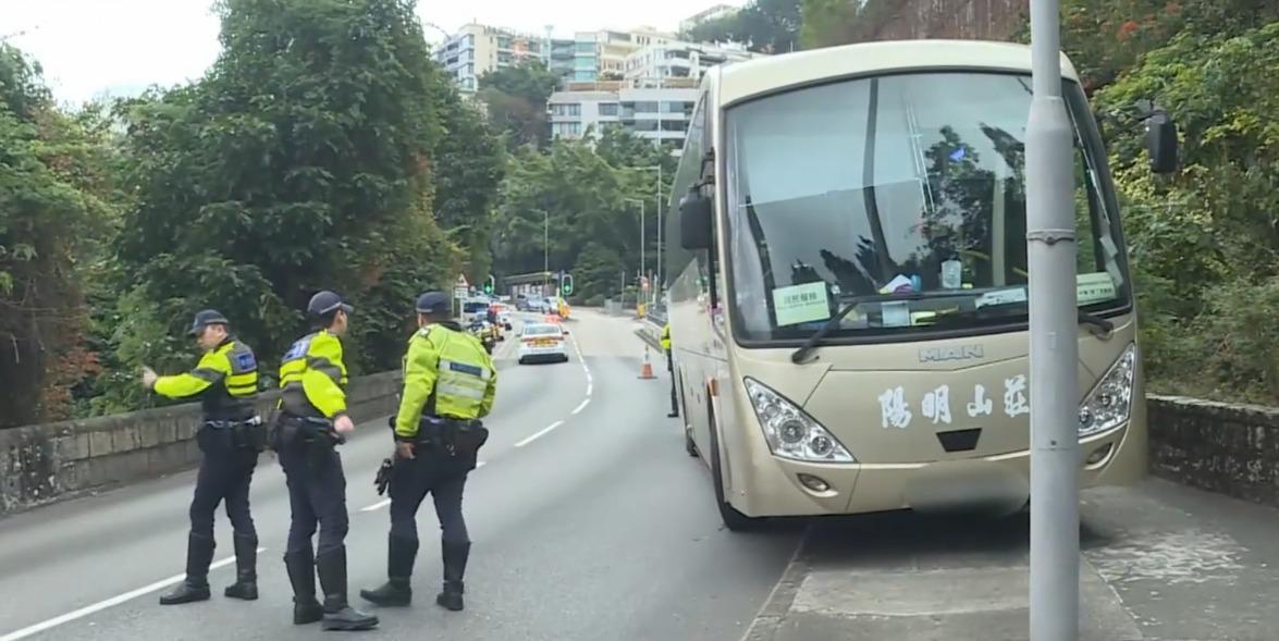 跑馬地男學生過馬路遭穿梭巴士撞傷 (有線新聞畫面)