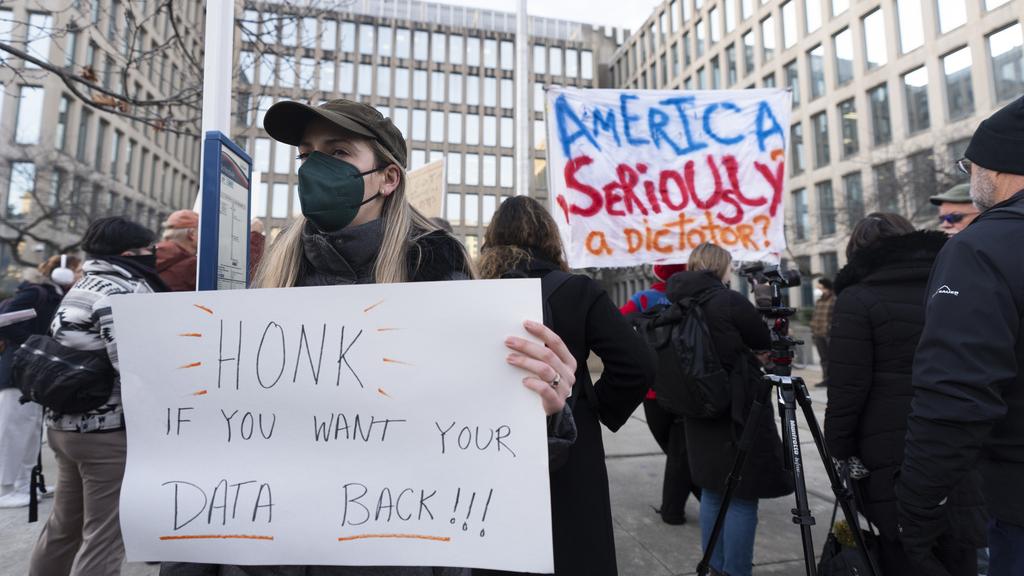 人力資源管理辦公室對數百萬聯邦僱員推行自願離職計劃，華盛頓一批聯邦僱員周一上街抗議。(美聯社)