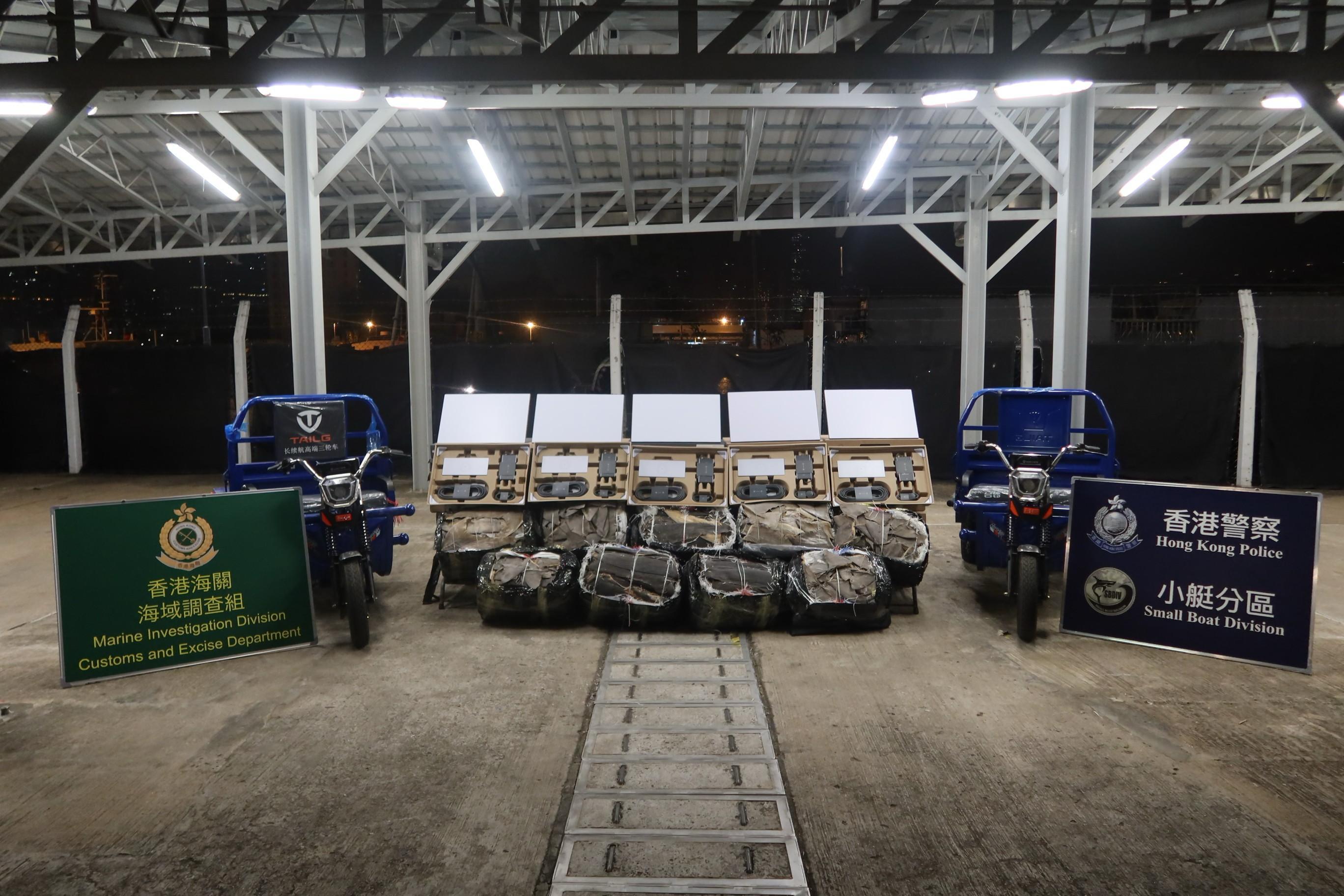 水警聯同海關大澳反走私，檢106萬元魚翅及衛星路由器。(警方圖片)