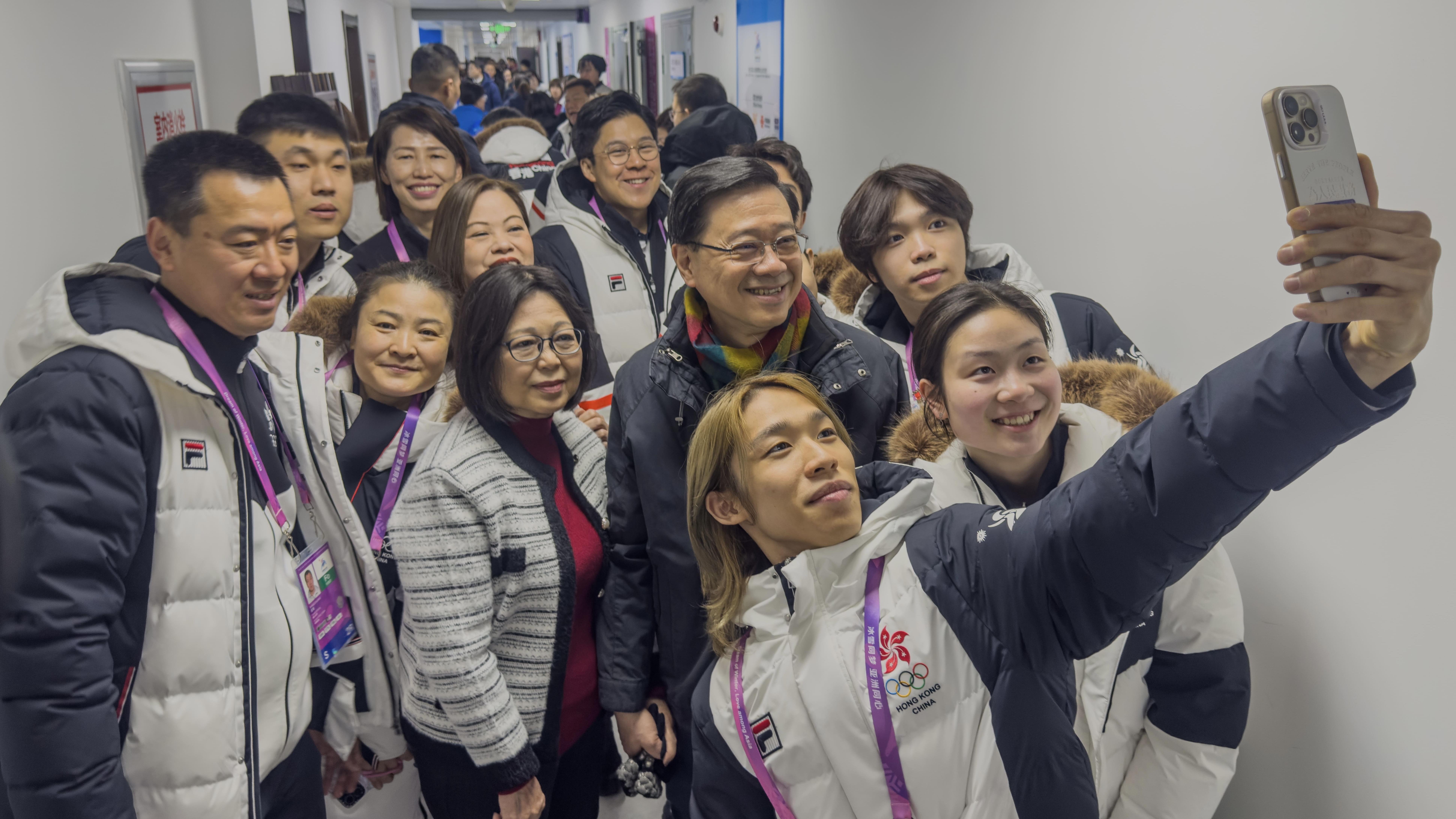 李家超到訪黑龍江省冰上訓練中心觀賽，為國家隊與港隊運動員打氣