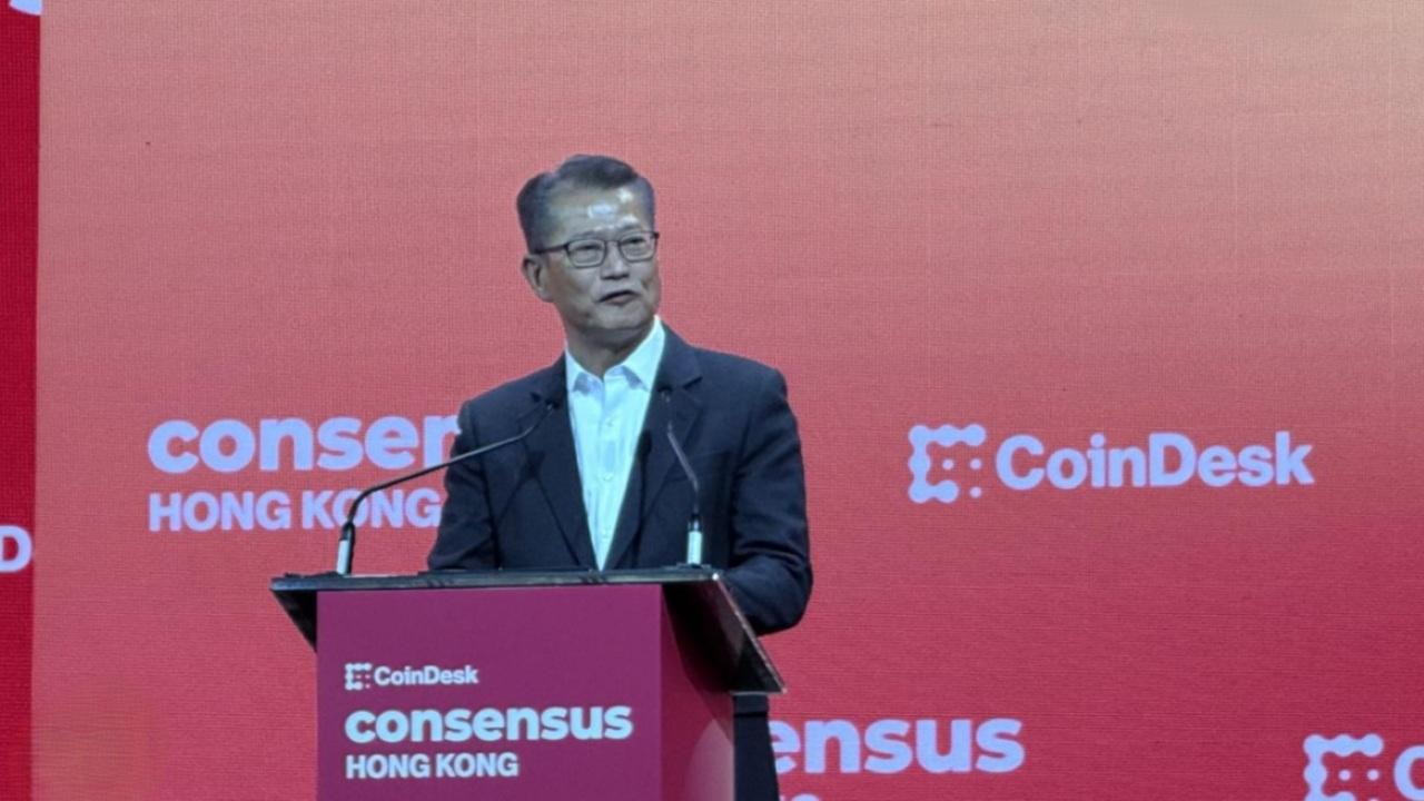 陳茂波表示，香港通過各項人才計劃，吸引和歡迎全球頂尖專業人才，確保香港始終處於科技創新前沿。