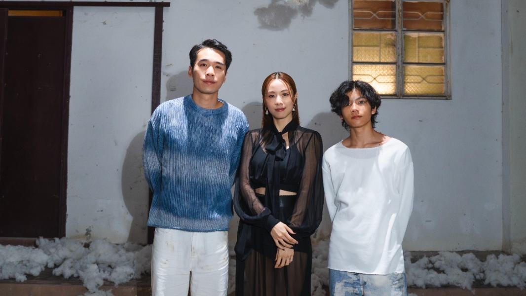 鄧麗欣拍新歌MV情感爆發喪落淚 梁仲恆10度低溫拍落水戲勁專業