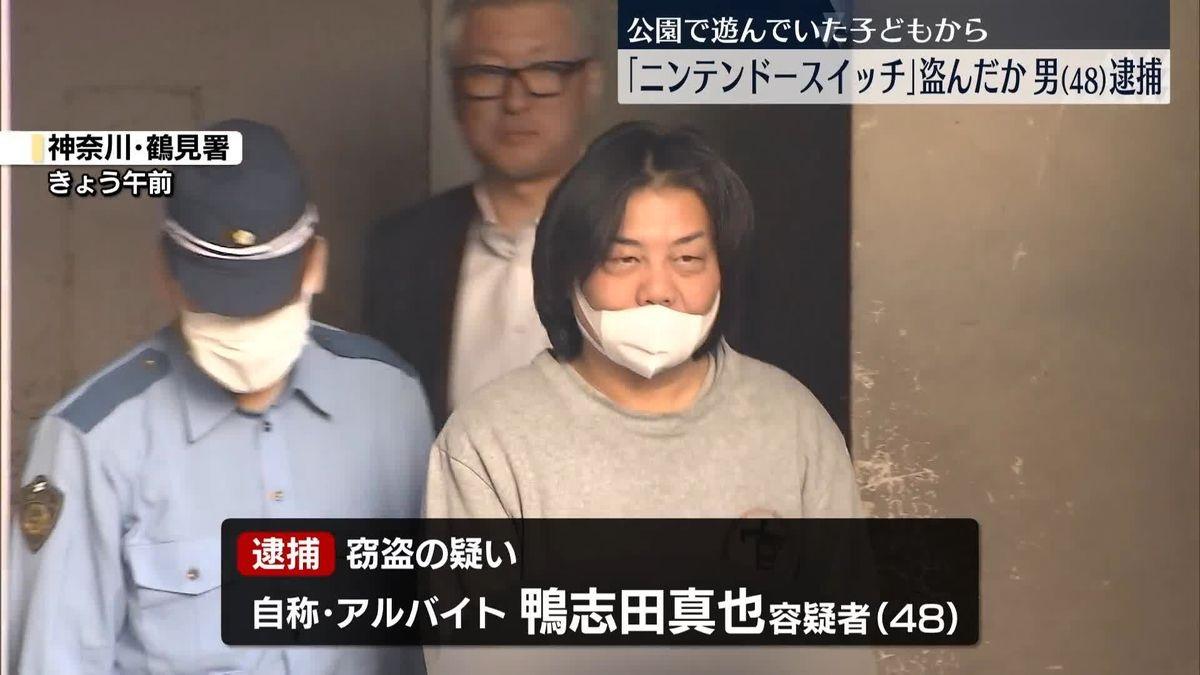 涉嫌在公園偷小朋友遊戲機的「偷水大叔」。(新聞截圖)