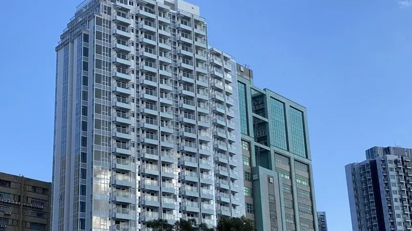 元朗半新盤雨後一伙高層開放式戶，獲在家工作的IT人以1.16萬元承租，呎租近40元。