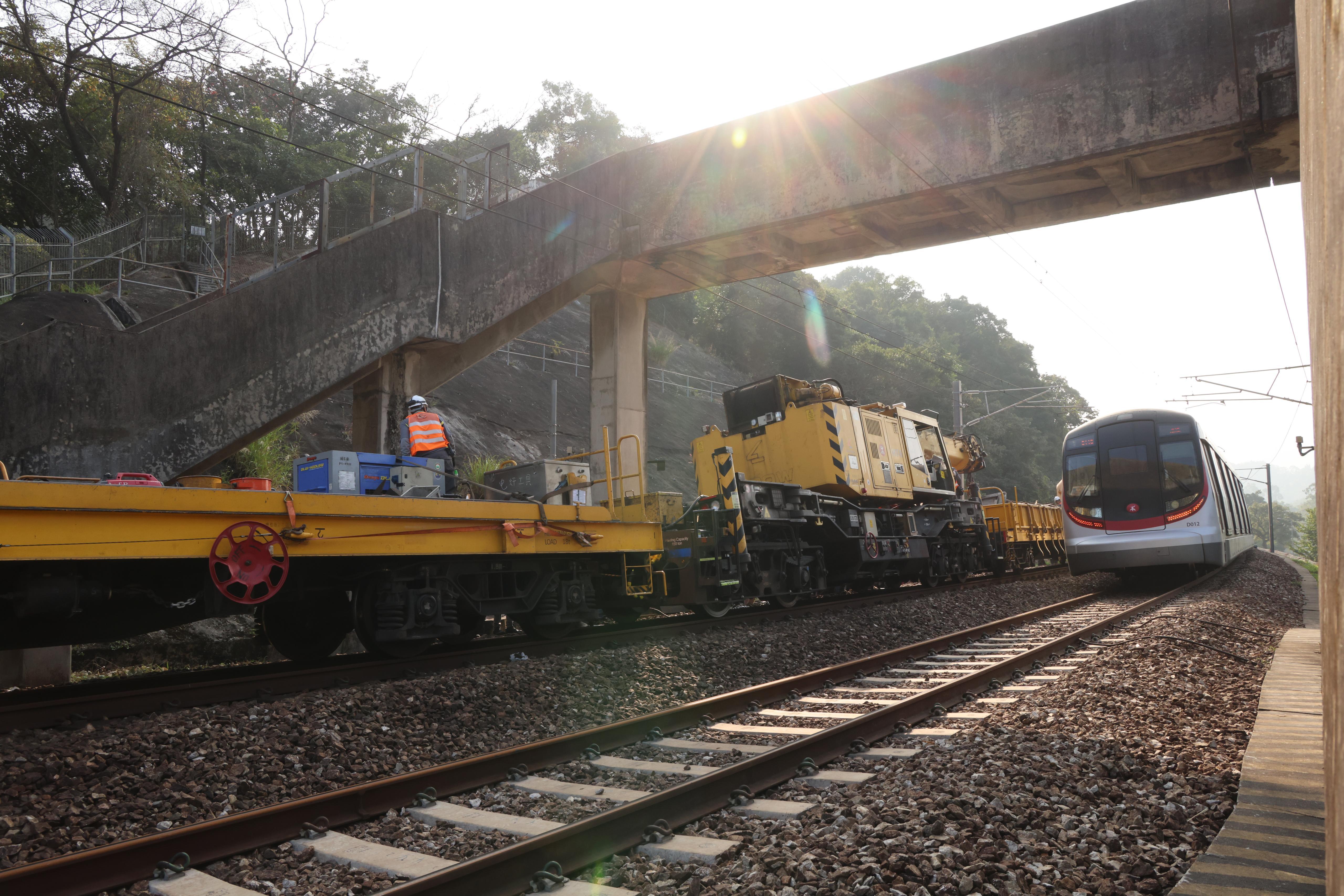 港鐵太和站附近有工程車設備故障，東鐵綫列車服務受阻。
