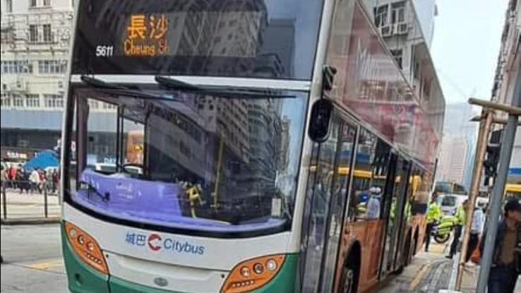  油麻地男子遭城巴撞倒 「成頭血」倒卧馬路邊。(馬路的事fb圖片)