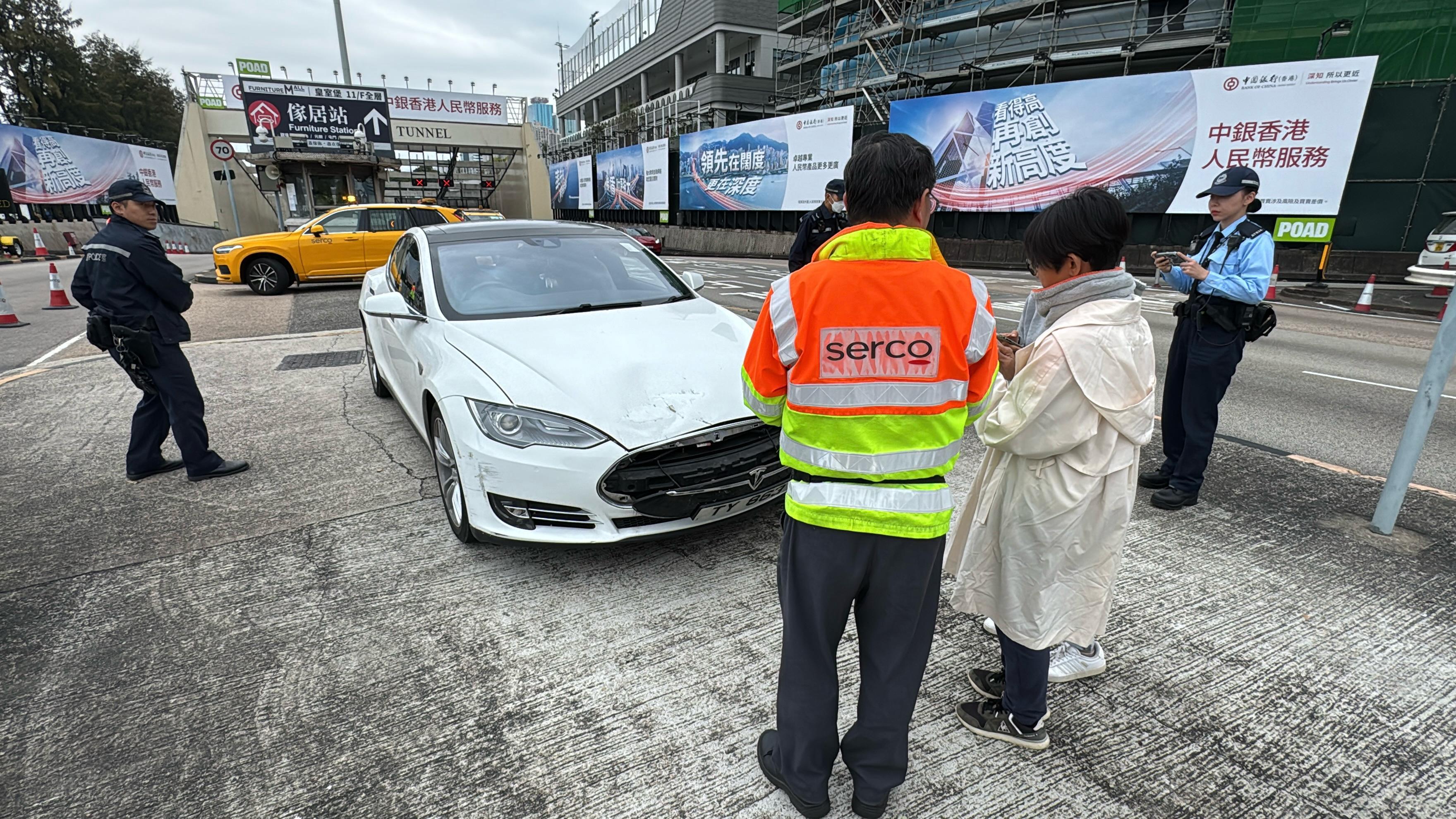 紅隧Tesla遭石屎砸中車頭   往港島方向快線一度封閉 (更新)