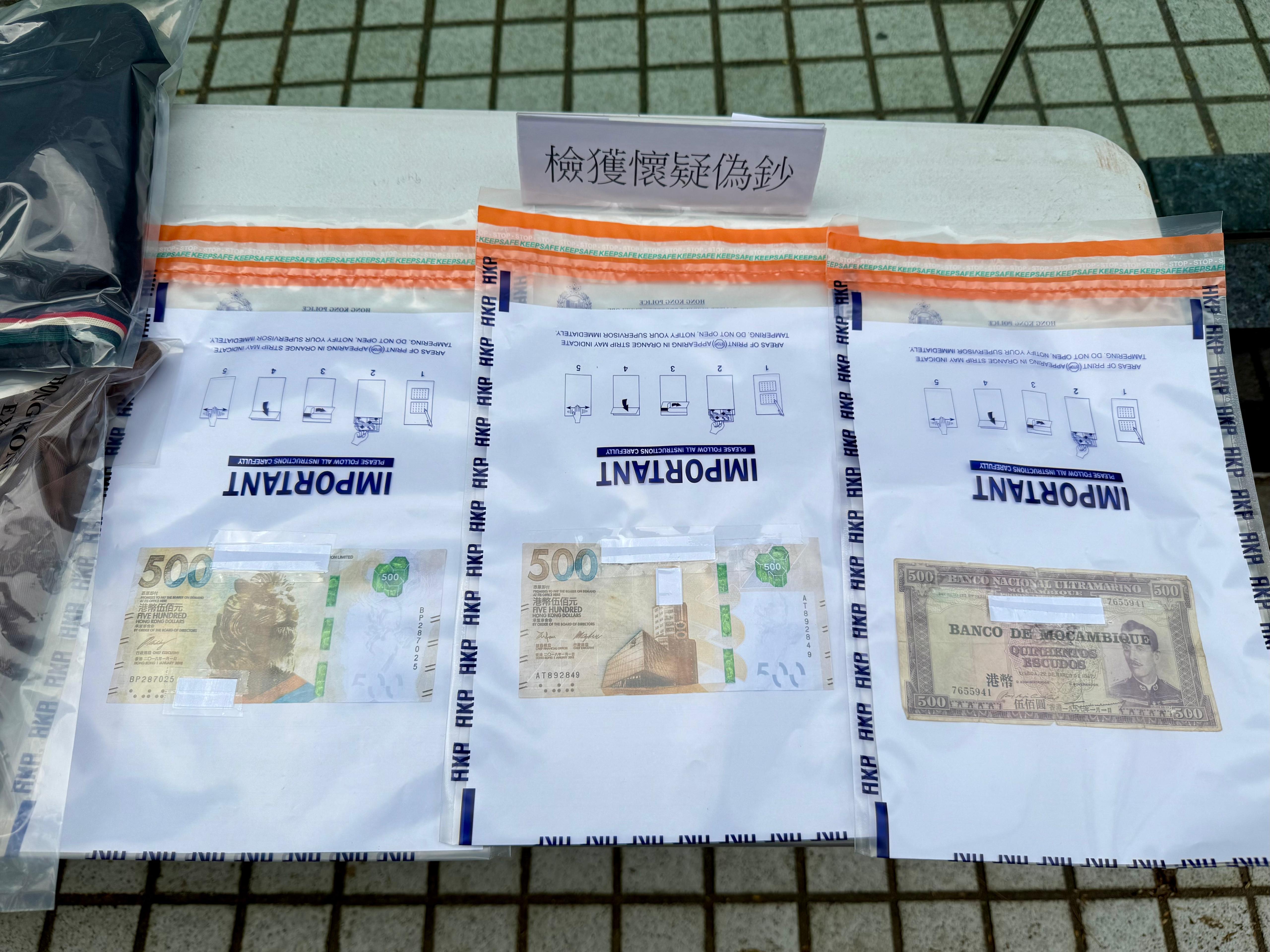 一名39歲無業女子以500元偽鈔騙取現金找贖。圖示為檢獲偽鈔。