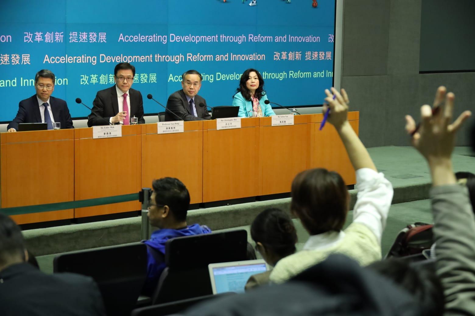 財經事務及庫務局局長許正宇及創新科技及工業局局長孫東，出席財政預算案措施記者會。(鍾式明攝)