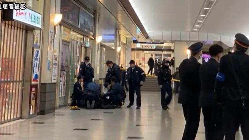 民眾拍下男疑犯在便利店外遭警員拘捕的畫面。(互聯網)