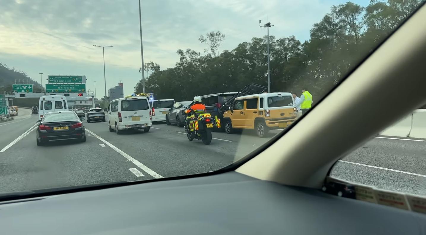 荃灣汀九橋發生4車串燒車禍。（fb「屯門公路塞車關注組」圖片）