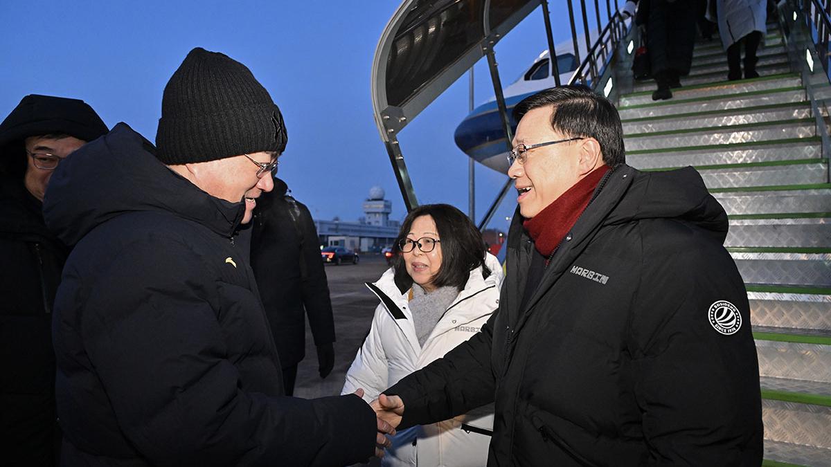 李家超(右)及夫人李林麗嬋(中)抵達哈爾濱時，獲黑龍江省副省長余建(左)迎接。(政府新聞處)