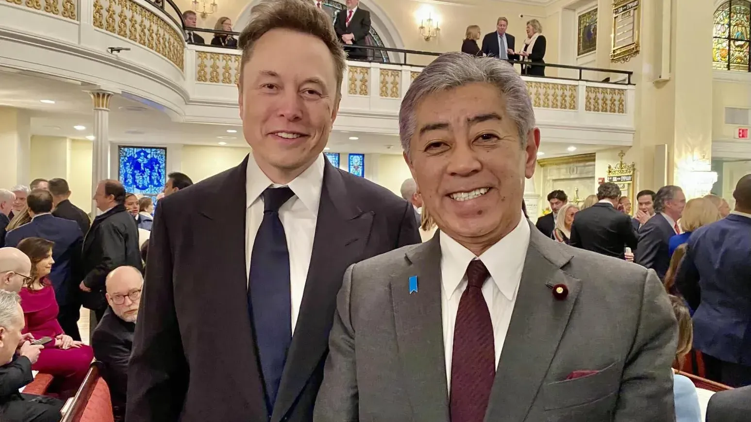 岩屋毅在特朗普就職慶典活動上，與科技大亨馬斯克合影。（圖/翻攝岩屋毅臉書）