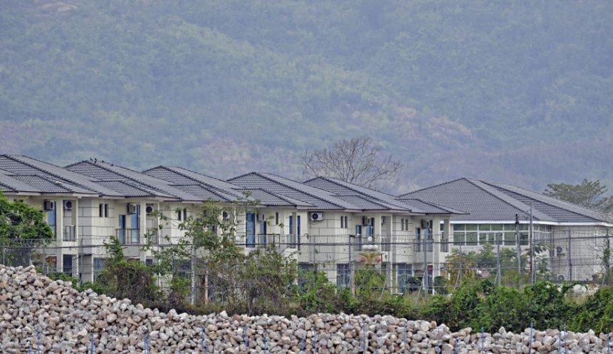 2月24日，從泰國西北部湄索望見據稱電詐窩點集中的緬甸東部地區建築。（共同社）