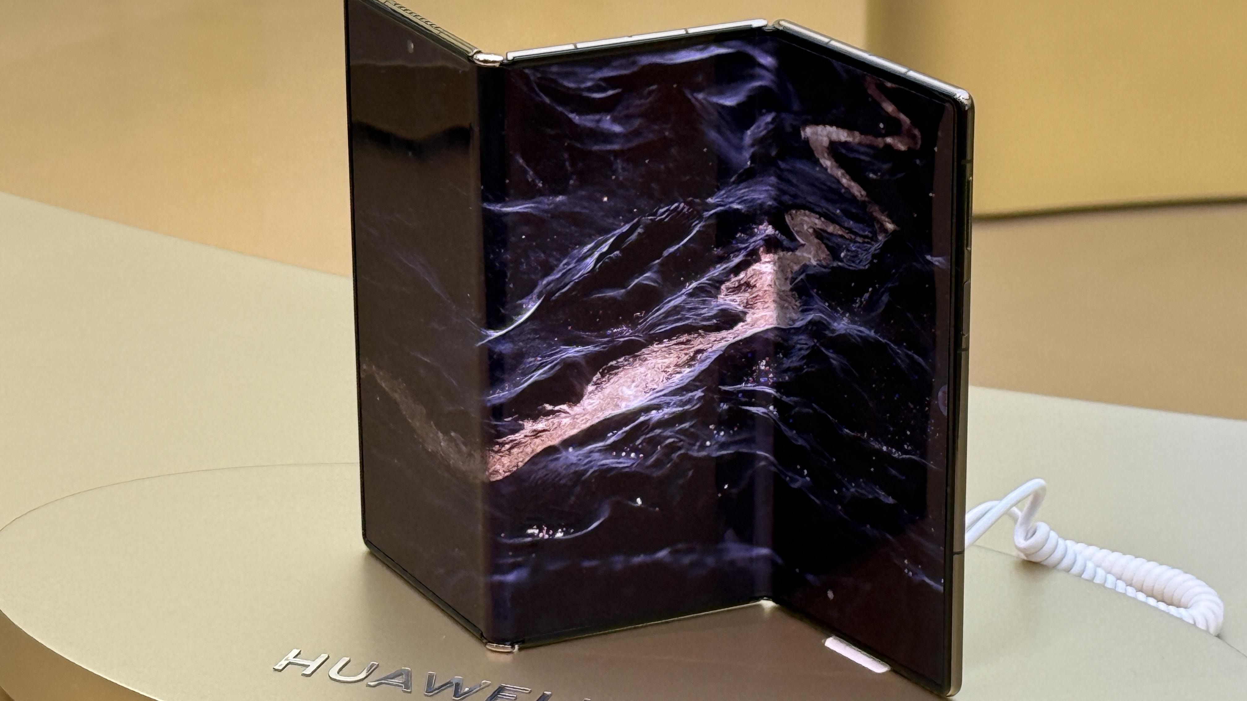 HUAWEI Mate XT三摺屏技術揭秘　拆解摺機精細部件