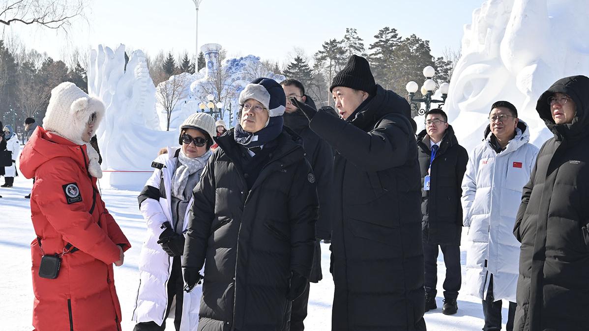 李家超(前排左三)參觀太陽島雪博會。(政府新聞處)