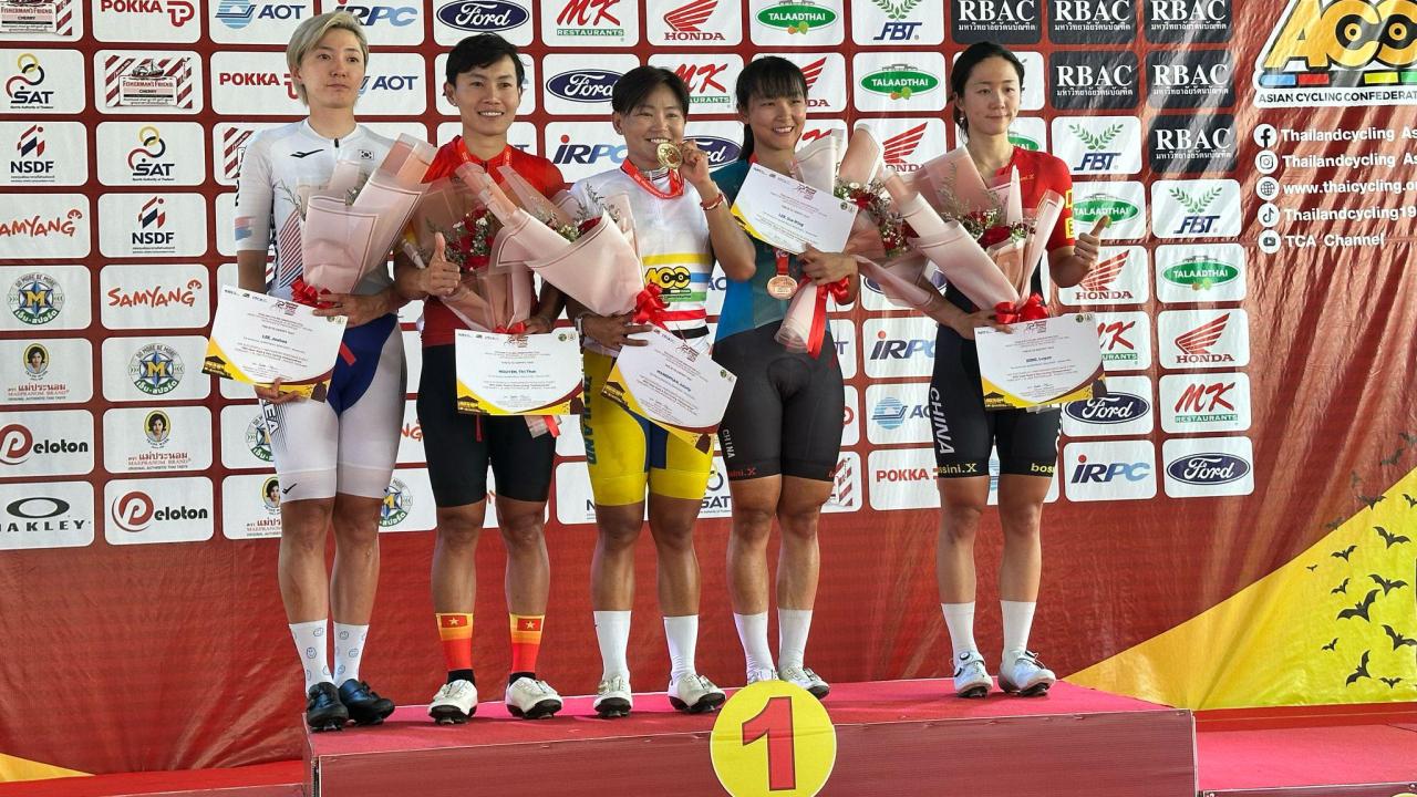 港隊李思穎（右二）在女子精英組個人公路賽奪得銅牌。（中國香港單車總會提供）