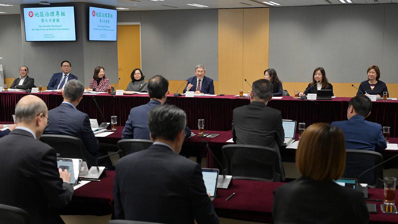 卓永興(右四)主持「地區治理專組」第七次會議。(政府新聞處)