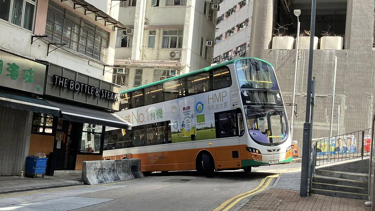有巴士疑誤闖東邊街，於轉彎時卡在路中。(網民Matthew Chik@FB群組「馬路的事 (即時交通資訊台)」)