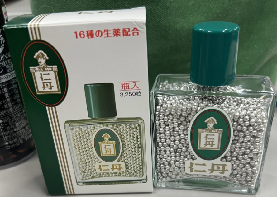 「仁丹」的外形是一顆顆銀色圓珠(x)