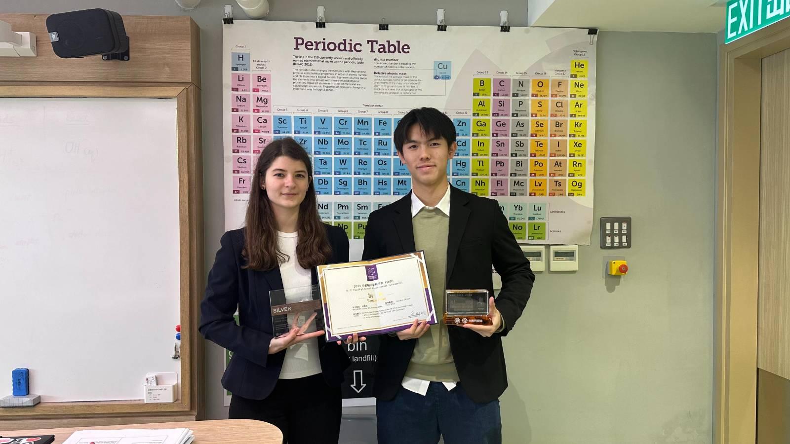 英基港島中學的吳奕龍同學（右）及Dorottya PAPP同學（左），獲得2024丘成桐中 學科學獎（亞洲）化學科銀獎。（香港科學院提供）