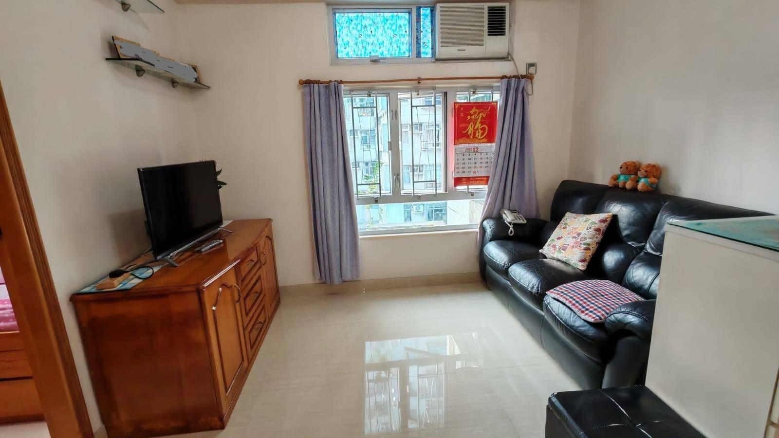 客廳算闊落，梳化與電視櫃之間仍有不少活動空間。(代理提供)