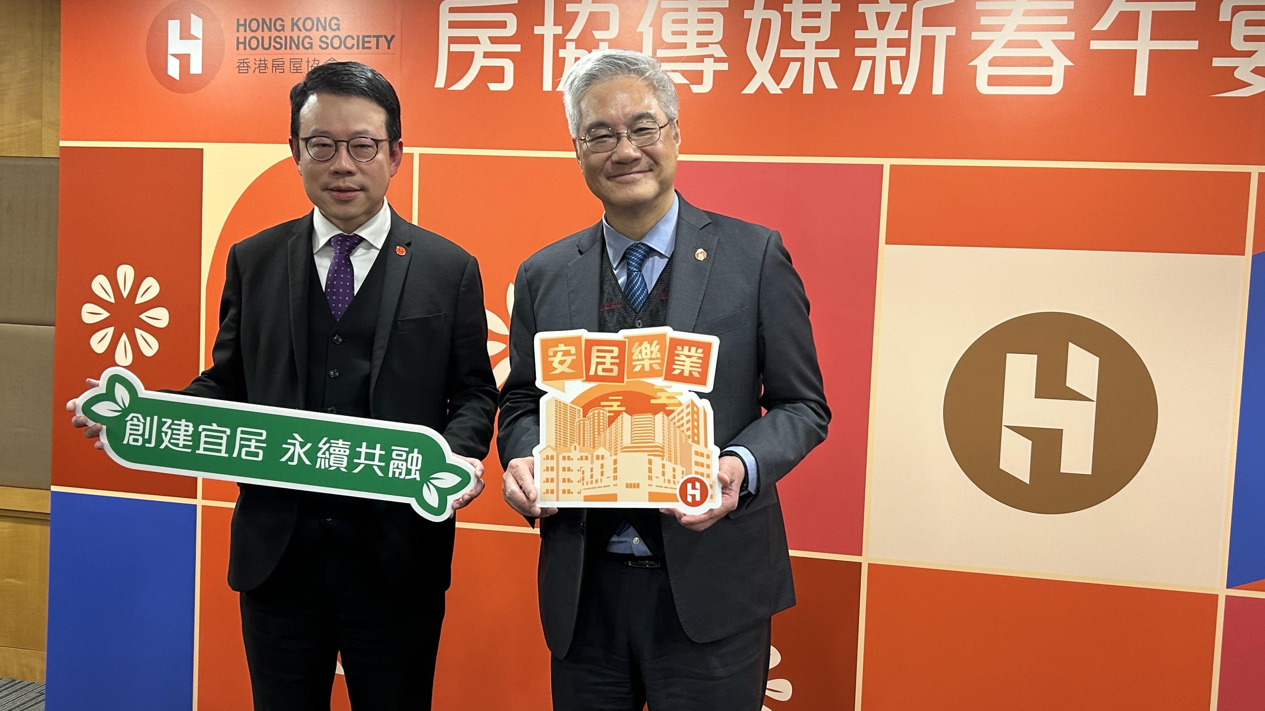 凌嘉勤(右)與陳欽勉介紹房協來年計劃。(朱慧恩攝)