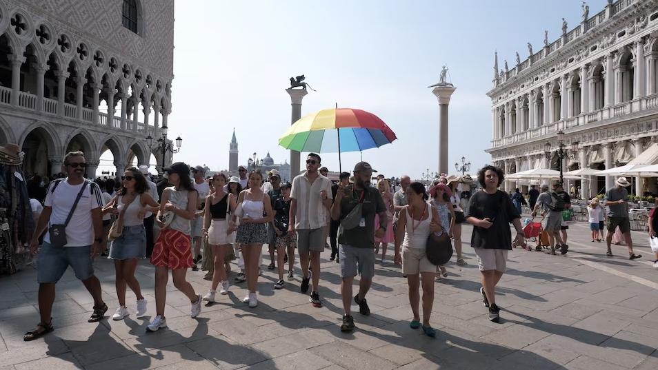 威尼斯去年8月實施新規定，遊客須分批觀光，每組上限為25人，希望藉此舒緩擠迫問題。(資料圖片)