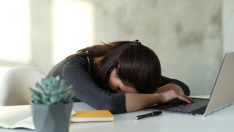 流感 新冠肺炎 感冒 疲勞 腦霧 頭痛 關節痛 