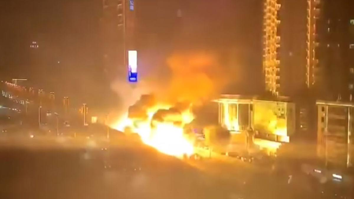 一輛貨櫃車在羅湖區沿河路起火，車上氧氣樽其後爆裂引致爆炸。(網上影片截圖)