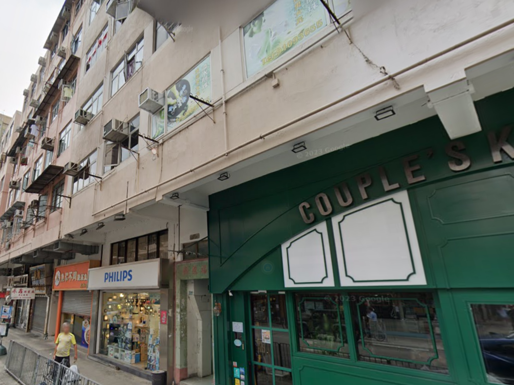 元朗唐樓天台冒煙，消防破門救熄。(Google街景截圖)