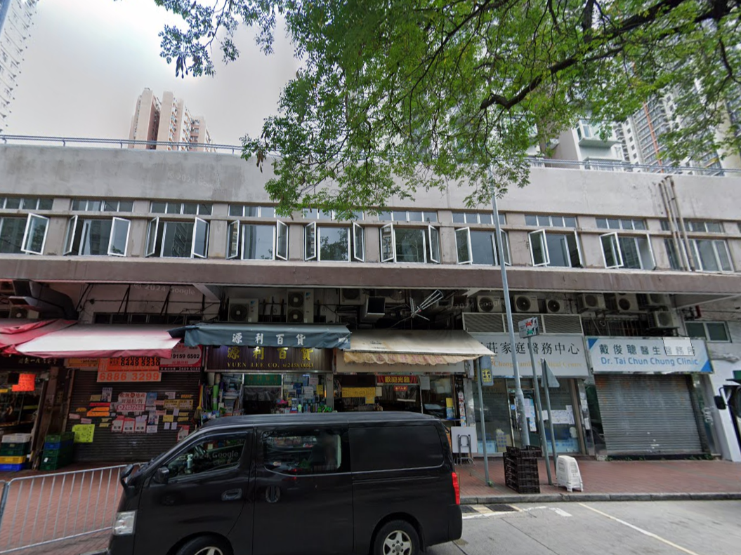 屯門家品店捲閘遭塗鴉，店主估計因乾淨如畫紙而惹來惡作劇。(Google街景截圖)