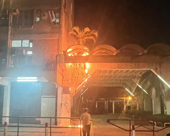 上水天平邨一行人通道膠簷篷起火。(互聯網)