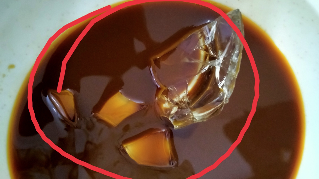 割喉咖啡！女子外賣凍咖啡 回家驚見冰塊竟是玻璃