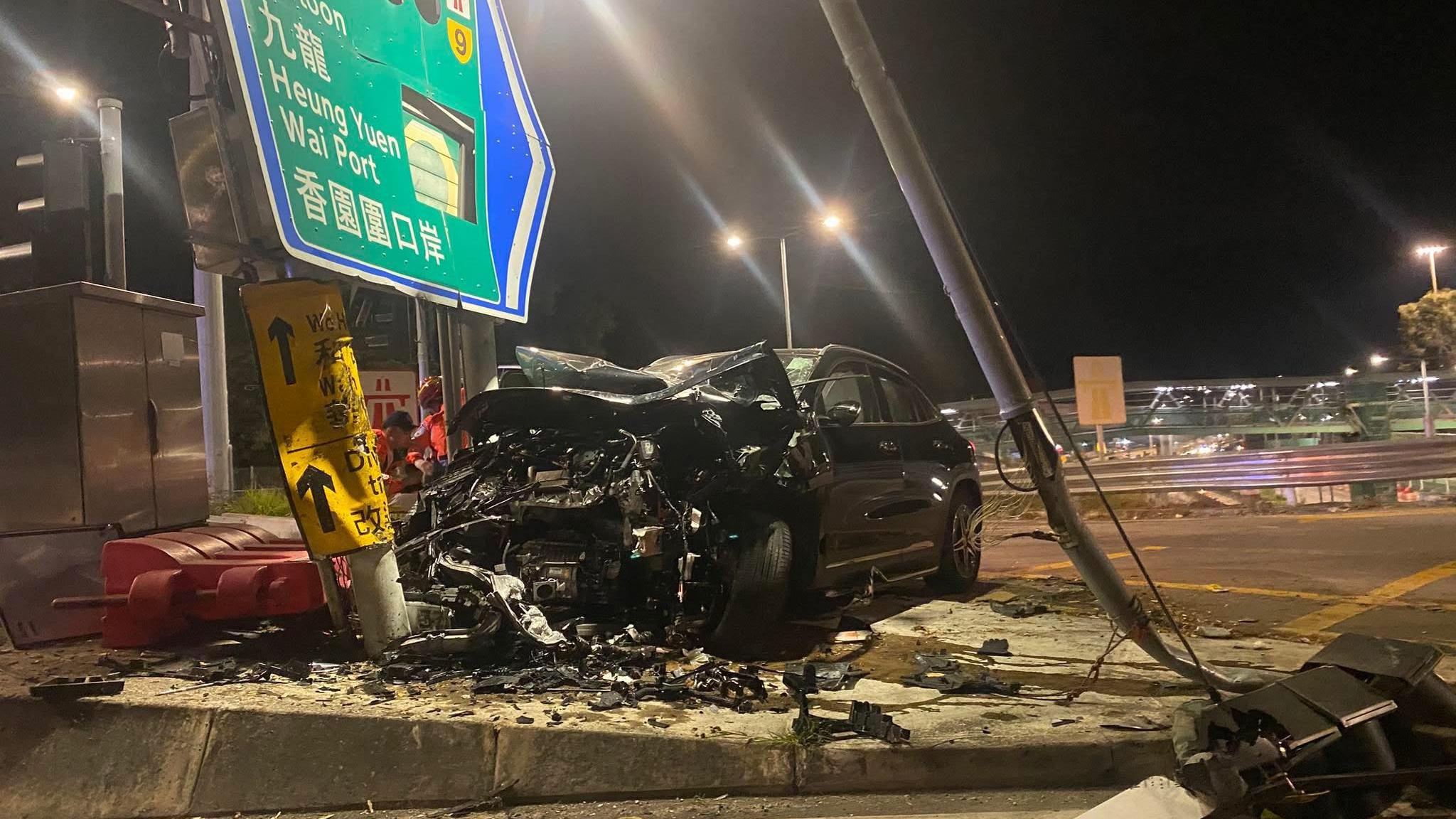 粉嶺平治自炒猛撼路牌，司機一度被困由消防救出送院。(FB/車cam L (香港群組))