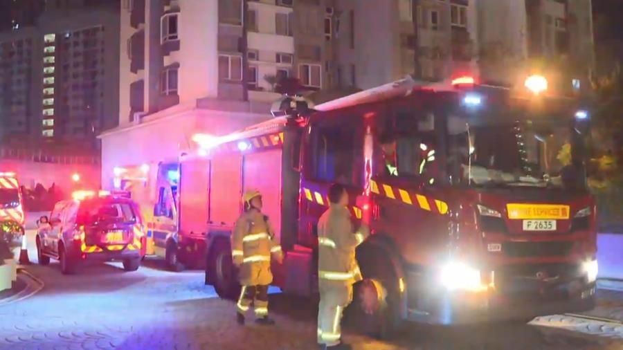 葵涌住宅單位疑電子產品過熱起火，女住戶一度昏迷送院救治。(有線新聞截圖)