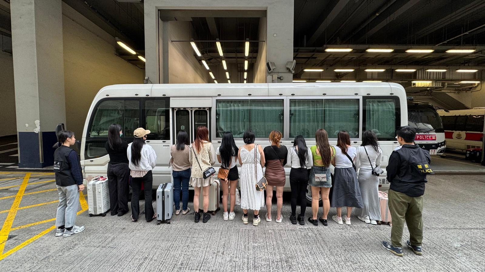 警聯同入境處打擊非法勞工及掃黃，拘28名男女。(警方圖片)