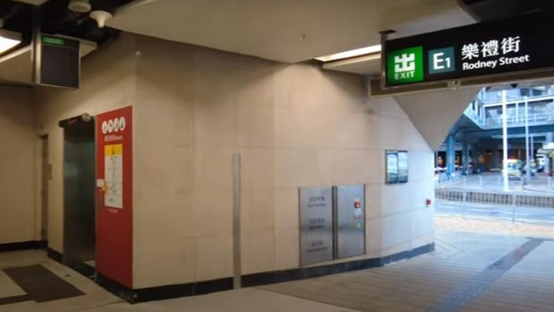 金鐘站女子疑遭非禮，男友護花與2男爭執同被捕。(網上圖片)