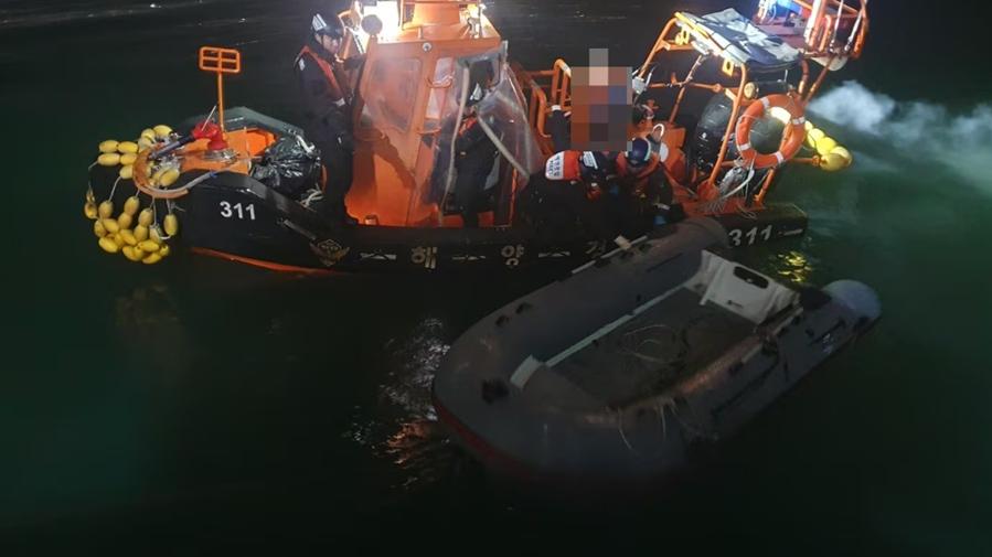 內地男女乘橡皮艇偷渡南韓被截，稱去追討欠薪。(仁川海上警察署)